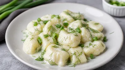 Радую родных сытными варениками из манки с укропом и луком. Быстрый рецепт для семейного обеда или ужина — это просто и со вкусом