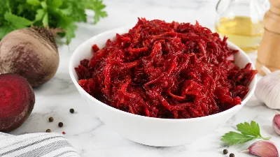 Салат из свеклы «Пальчики оближешь»: готовлю сразу кастрюлю, хранится неделю — и ешь хоть с мясом, хоть с хлебом