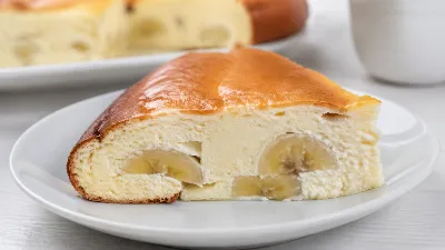 Творожная запеканка с бананом — вкус детства в новом исполнении. Мягкая, ароматная, с натуральной сладостью: рецепт на каждый день