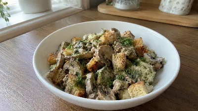 Вкуснее и проще «Цезаря»: ароматный салат с обжаренными шампиньонами и сухариками — новый хит семейных застолий