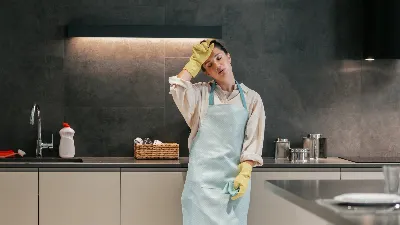 Липкий налет на кухонных шкафах растворится как по щелчку: выручит дешевая смесь