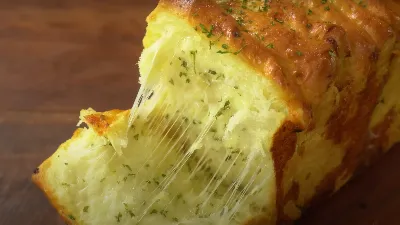 Чесночный хлеб по этому рецепту можно есть и без добавок: так вкусно, что не оторваться