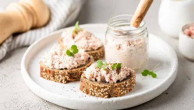 Все худеющие в восторге: вкуснейшая «намазка» на хлеб из трех ингредиентов готовится всего за пять минут