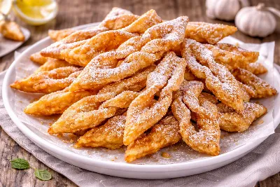 Вкус детства на вашей кухне: хворост по простому рецепту. Тонкий, хрустящий, посыпанный сахарной пудрой — так вкусно, что сложно остановиться
