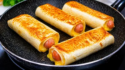 Вкусный перекус за 5 минут: сосиски в лаваше с тягучим сыром. Классный мини‑рецепт для тех, кто ценит время и любит сытно поесть