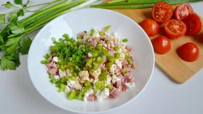 Из творога можно сделать шикарный салат: нужны всего три продукта