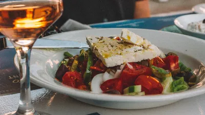Вот почему греческий салат получается невкусным: его портят эти три кулинарные ошибки