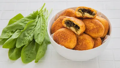 Вкуснейшие пирожки со щавелем, как из детства: яркий летний десерт готовим без дрожжей — быстро и просто