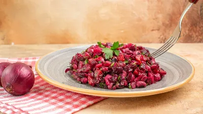 Совершенно новый взгляд на винегрет: заправьте салат не маслом, а этим пикантным соусом