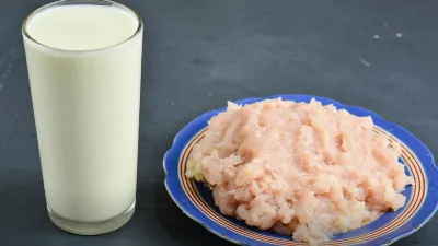 Просто добавьте кефир в фарш: «ленивые» котлеты получаются вкуснее любого беляша и чебурека