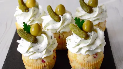 Несладкие капкейки с ветчиной и сыром — лучший подарок на 23 февраля: сытно и вкусно
