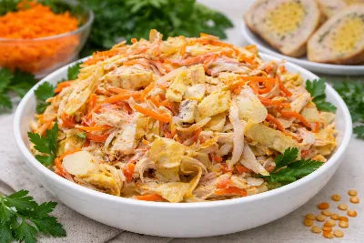 Корейская морковка надоела, сделала ее "Необыкновенной", с курицей и яичными блинчиками. Мой салат-хит: просто, необычно и очень вкусно