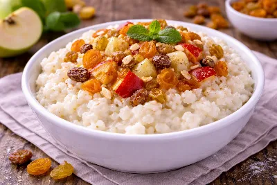 Рисовая каша с яблоком и сухофруктами: завтрак с пользой и вкусом. Молочная, нежная, сладкая — зарядите себя энергией на весь день