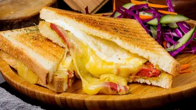 Вместо колбасы и сыра: горячие бутерброды с этой начинкой в разы вкуснее