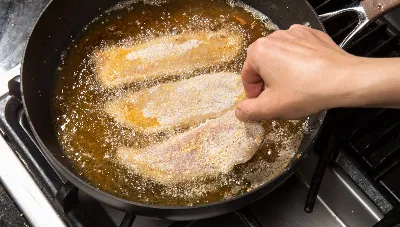 Будет сочной, мягкой, с хрустящей корочкой: так рыбу панируют только самые опытные кулинары