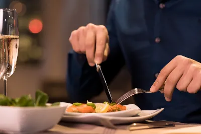 Пригодится каждому: вот как вилкой и ножом подать официанту «тайный» знак