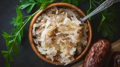 Квашеная капуста станет еще вкуснее: приготовьте из нее простой салат