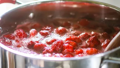 Станет мутным и невкусным: эти ошибки с клубничным вареньем совершает каждая вторая хозяйка