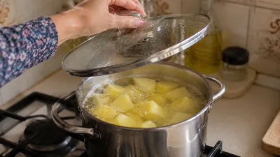 Варить картошку под крышкой или без: главное правило для идеального вкуса, а вы и не знали
