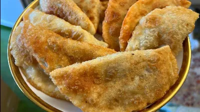 2 стакана и ложка масла — тесто для чебуреков вкуснее, чем в чебуречных: и хруст, и те самые пузырьки