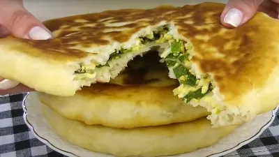 Лепешки с луком и яйцом затмят любимые пирожки: жарятся на обычной сковороде 