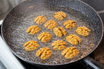 Бросаю грецкие орехи в кипяток — и на столе  деликатес, вкуснее магазинных конфет: хрустящие снаружи, нежные внутри  