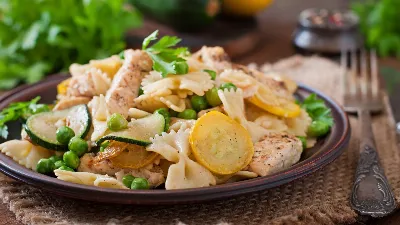 Этот салат обожают все мужчины: готовится из картошки и мяса