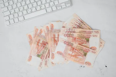 «Деньги не пахнут»: посетитель кафе прилюдно сжевал пятитысячную купюру 