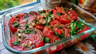 Астраханский секрет быстрого маринования: как приготовить пряные помидоры так, чтобы они остались упругими и сочными