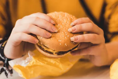 Во Франции молодожены подали гостям еду из McDonald's