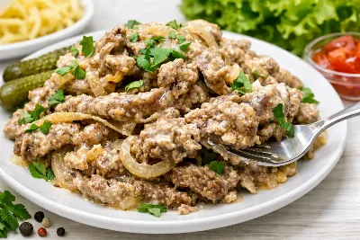 Готовлю печень только так, не отличить от мяса: бефстроганов в соусе — нежная, сочная и никакой горечи
