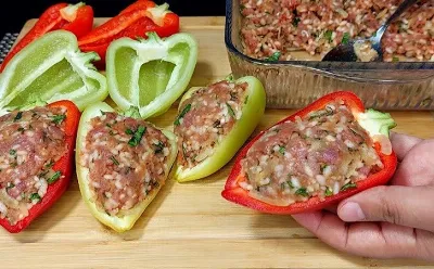 Начинка сочная и не вываливается: необычный рецепт фаршированных перцев раскрыл повар из Турции