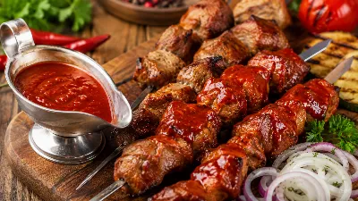 Шашлык будет в десять раз вкуснее с этим красным соусом: никаких сложностей и долгой готовки — только чистый, насыщенный вкус