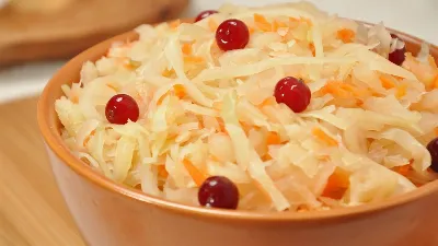 Кисло и вкусно: три неклассических блюда с квашеной капустой