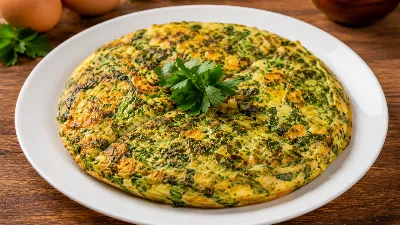 Кюкю — ароматный омлет из Азербайджана. Много зелени, нежный вкус и восточный шарм — вкусно естся и выглядит аппетитно