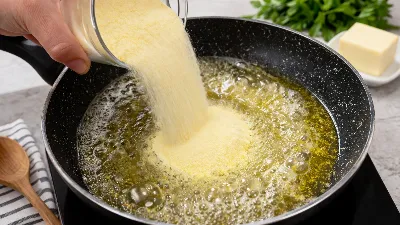Сыплю манку в кипящее масло — этот рецепт свел с ума всех: хрустящее золотистое чудо за 1 минуту