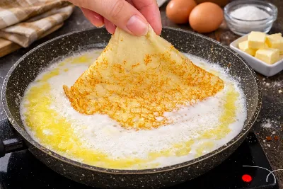 Просто кидаю блины в кипящее молоко — и они тают во рту, сливочные, вкуснее еще не ела: даже вчерашние сухие становятся божественными