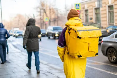 В Самаре доставщик еды поджег дверь клиенту