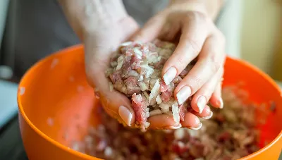 Как быстро сделать фарш без мясорубки: хитрый способ лежит на поверхности