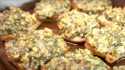 Мясо по-французски затмит филе по-барски: соус из огурцов сотворит волшебство