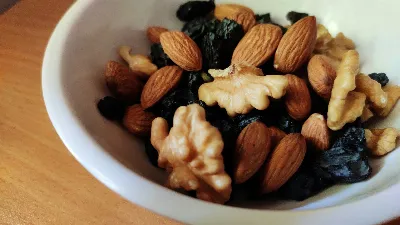 Гору орехов начистите за пару минут: поможет любая пластиковая бутылка