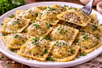 Равиоли за полчаса: мясо и сыр внутри, восторг на столе. Простой рецепт для настоящего итальянского ужина