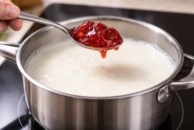 Добавляю 1 ложку варенья в кипящее молоко — и вкуснятина готова: нежный десерт за 5 минут из ничего