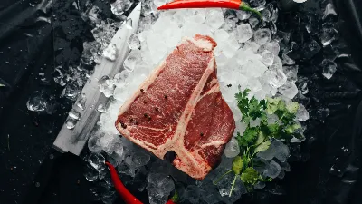 Без кипятка и микроволновки: вот как разморозить мясо за десять минут