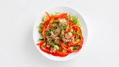 Сытнее, чем мясо, а готовится за 5 минут: белковый салат с тунцом для дачного ужина — без майонеза и варки