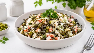 Крабовый салат на новый лад: нежный, сочный, с приятным морским вкусом — а я просто добавила 1 полезный продукт 
