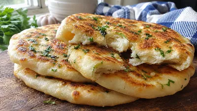 Дешевле и вкуснее любой пампушки: как приготовить чесночный хлеб на сковороде без дрожжей