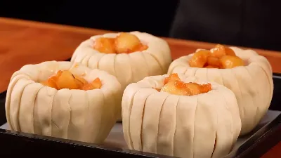 Простой десерт из яблок за 10 минут: не только вкусно, но и потрясающе красиво