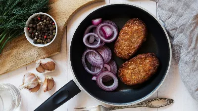 Не тратьте время на возню с котлетами: мясная запеканка готовится в разы проще