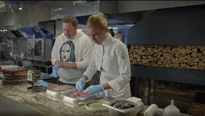 Писателя Сергея Минаева накормили «едой будущего»